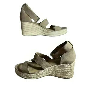 Hot tomato 9.5 wedge sandals Open Toed Camel Swede